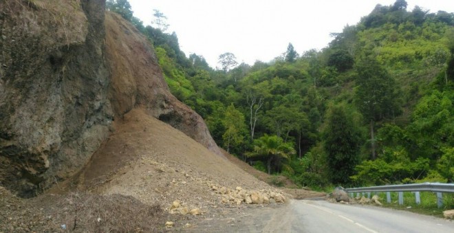 Terlihat jalan Sungai Penuh Tapan rawan longsor.